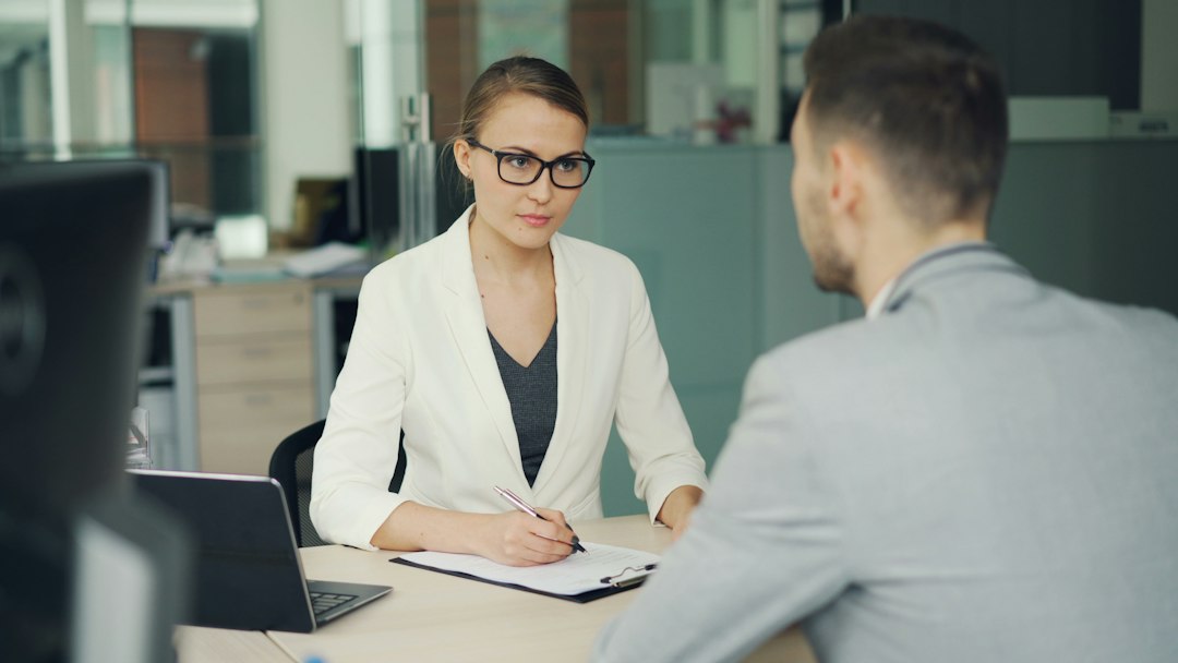 Colloquio di lavoro tra selezionatrice e candidato