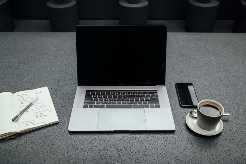 Postazione di lavoro con computer e documenti per consultare gli incentivi alle assunzioni