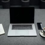 Postazione di lavoro con computer e documenti per consultare gli incentivi alle assunzioni