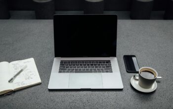 Postazione di lavoro con computer e documenti per consultare gli incentivi alle assunzioni