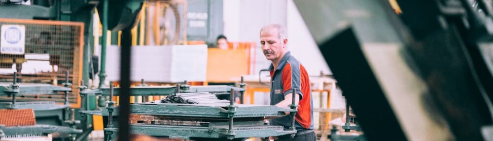 Operatore in uno stabilimento produttivo per le selezioni IncontraLavoro RDM nel bellunese