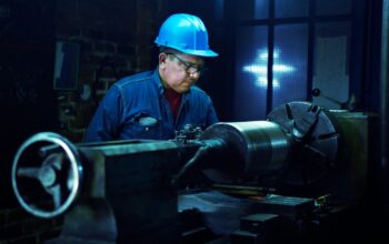 Operatore metalmeccanico al lavoro su un macchinario industriale, immagine di supporto all'offerta Marelli Motori