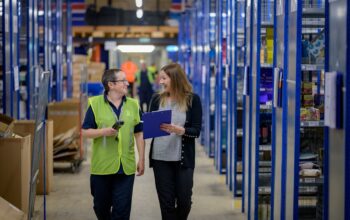 Lavoratrici in un magazzino logistico, immagine di supporto all'offerta Oniverse nel veronese