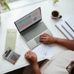 Persona al lavoro su un progetto di autoimpiego e avvio d'impresa