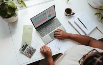 Persona al lavoro su un progetto di autoimpiego e avvio d'impresa