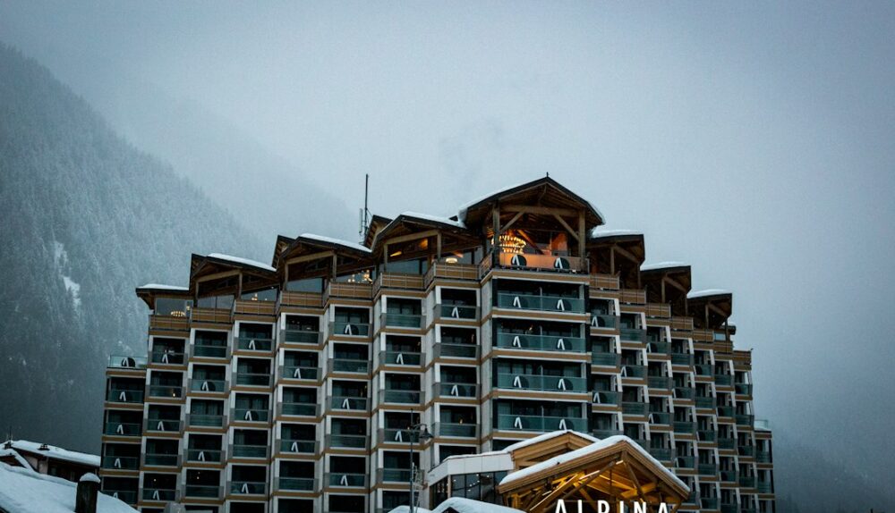 Hotel di montagna innevato per le offerte di lavoro nella stagione turistica invernale