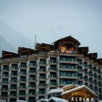 Hotel di montagna innevato per le offerte di lavoro nella stagione turistica invernale
