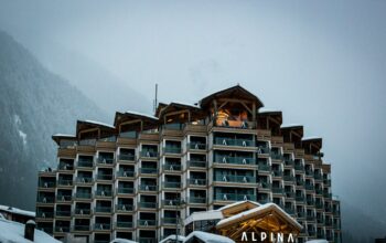 Hotel di montagna innevato per le offerte di lavoro nella stagione turistica invernale